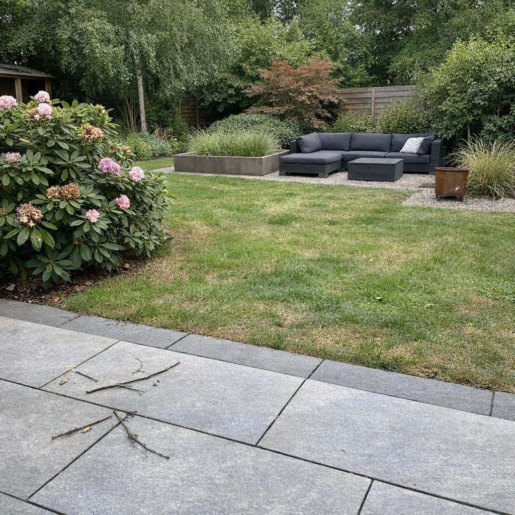 Rhododendren in einem modernen Garten mit klaren Linien und immergrüner Basis